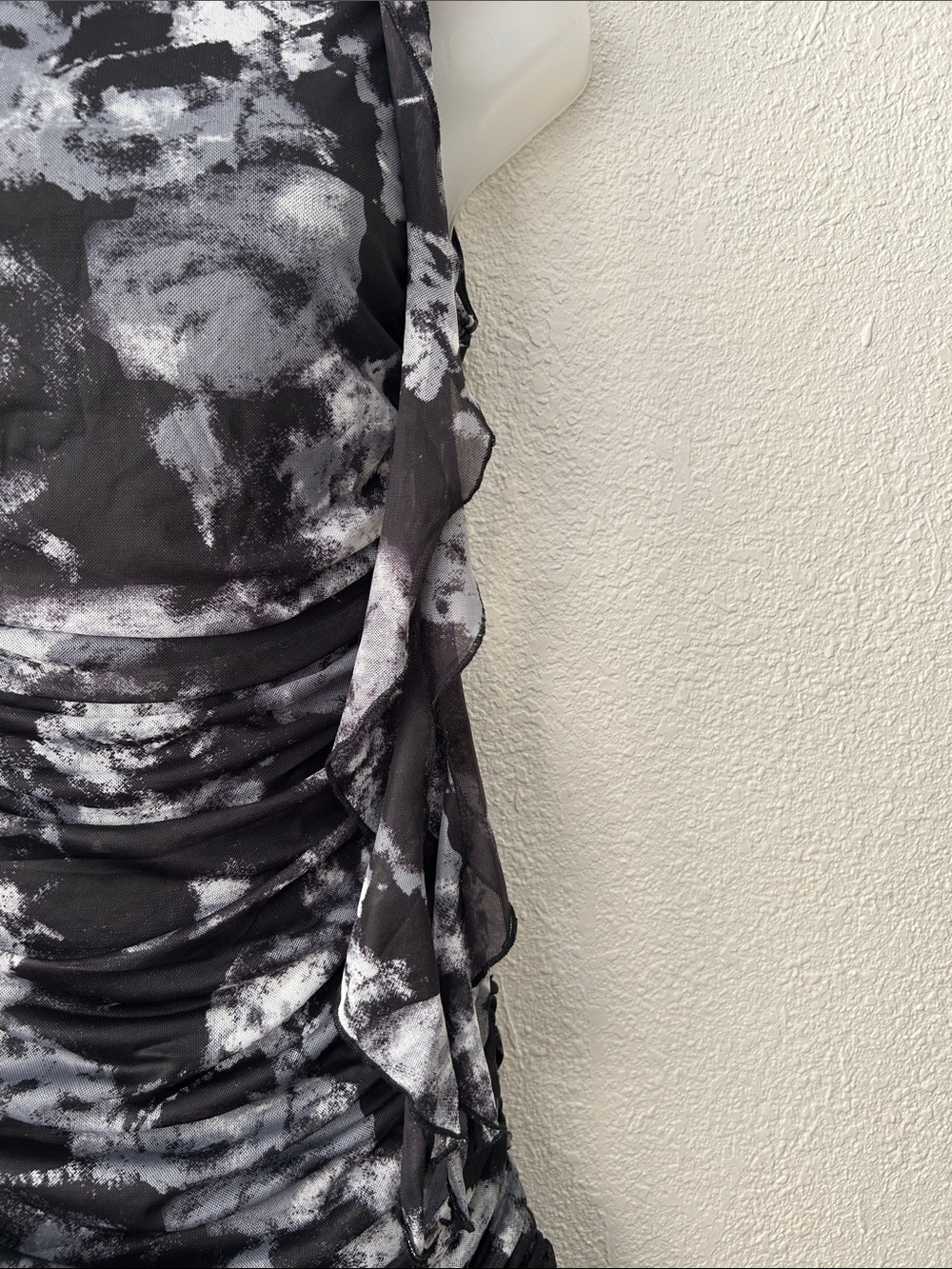Forever 21 Size S RUFFLE ABSTRACT ROSETTE MINI DRESS - Picture 5 of 9